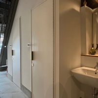 京都市中京区壬生東檜町の賃貸物件/1階、階段下には共用トイレが2つと手洗い