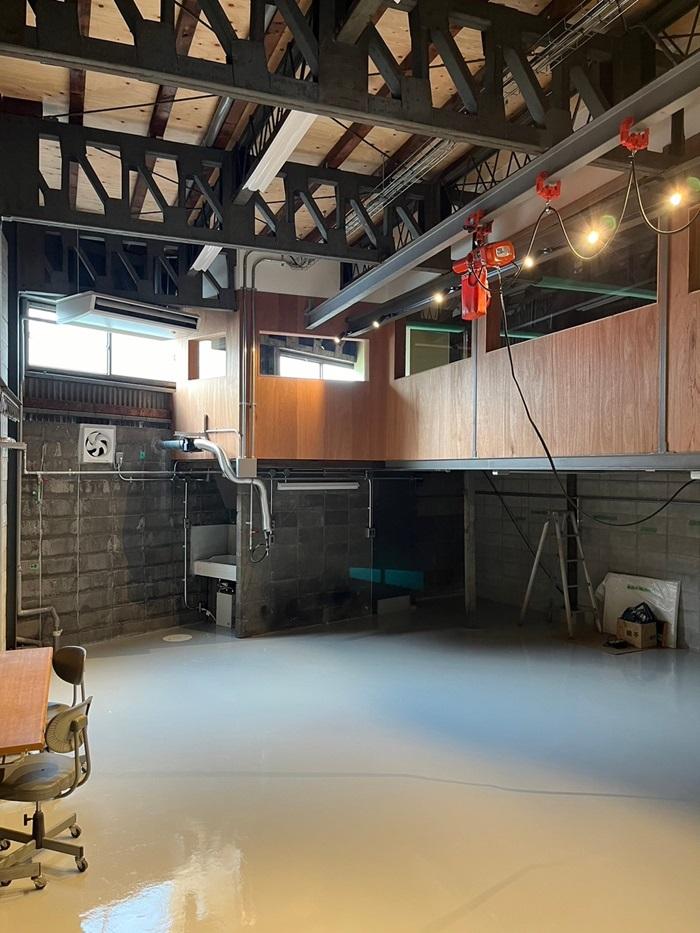 京都市中京区壬生東檜町の賃貸物件/こちらがオーナーさんの作業場。そして右上の中2階に「牛串焼き屋さん」が入居予定。