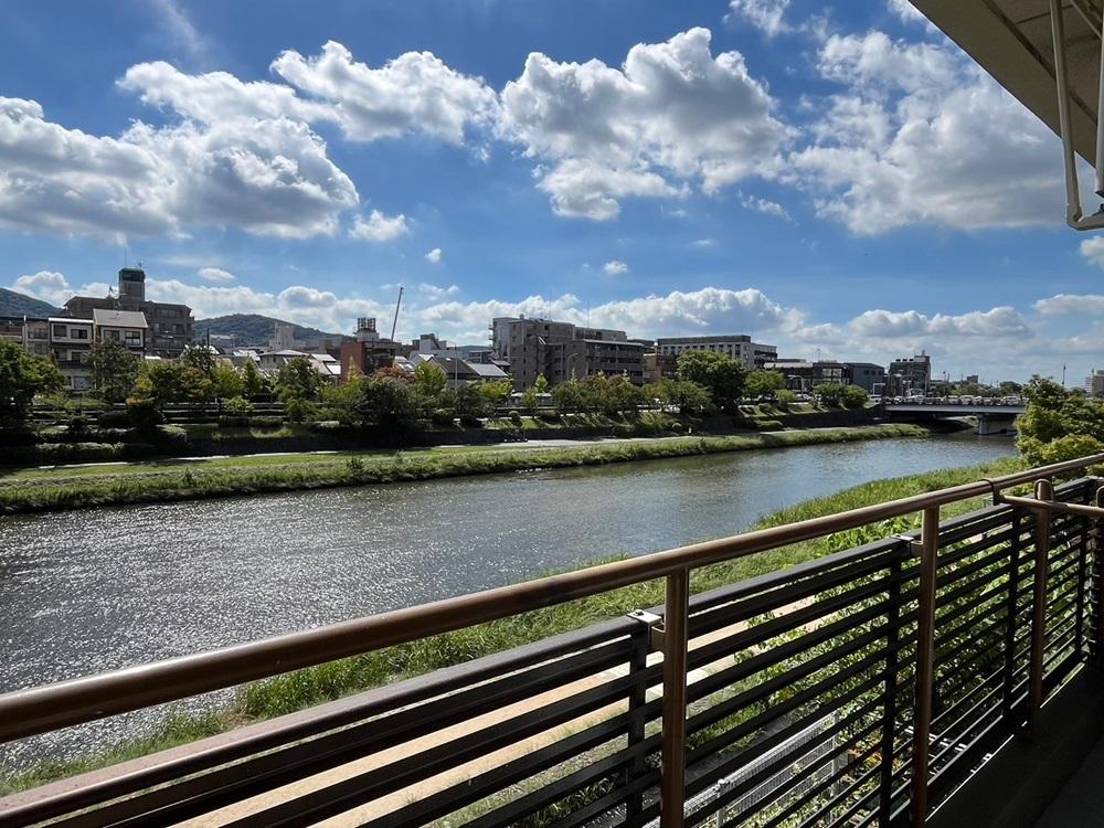 京都市下京区下材木町の賃貸物件/南方面。バルコニーに出ると水面のキラキラに癒される。