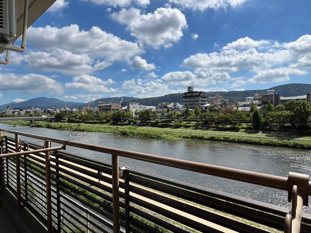 京都市下京区下材木町の賃貸物件/北方面。東山の山陵が見渡せる。桜の季節が楽しみ。
