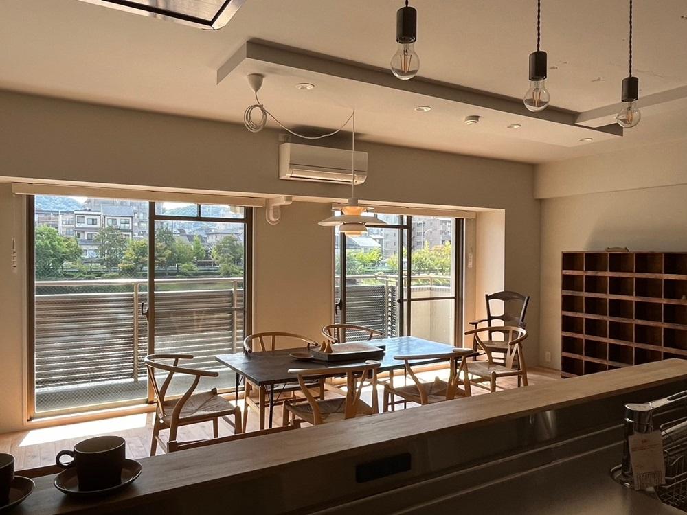 京都市下京区下材木町の賃貸物件/キッチンでの作業中もこの通り