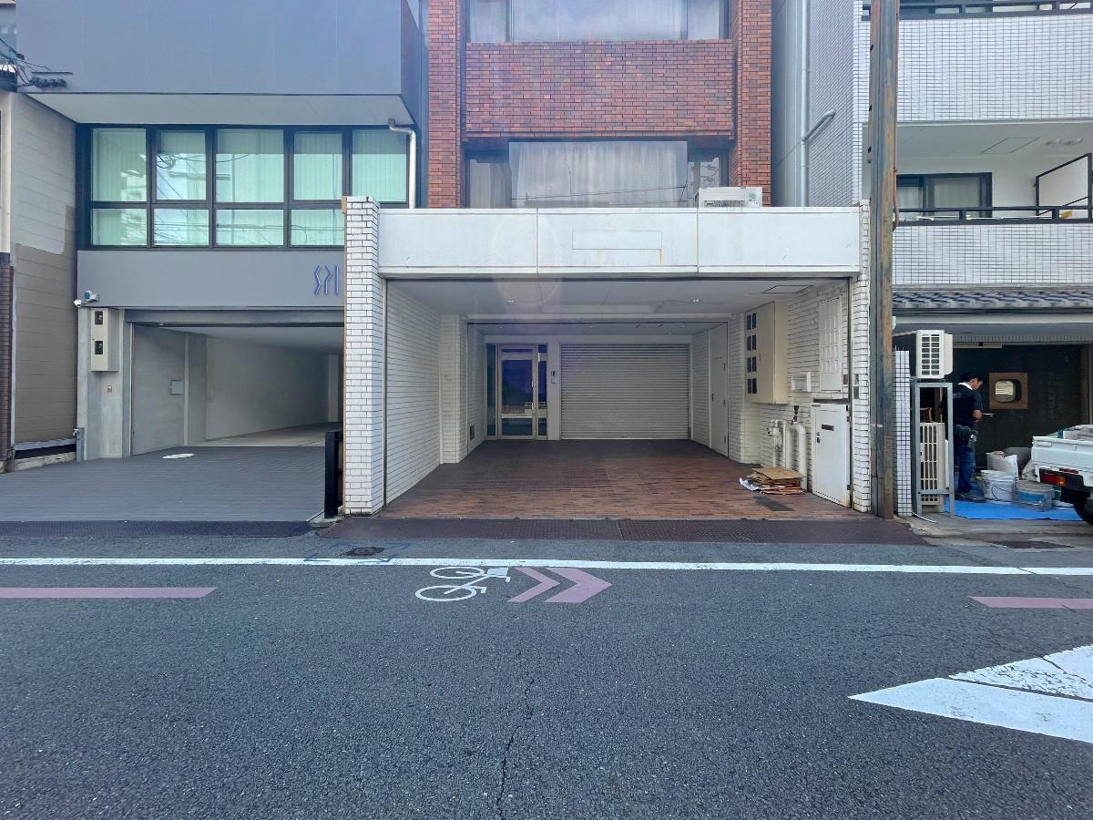 京都市下京区松原通新町東入中野之町187の賃貸物件/外観全景1階をみる。入口はセットバックしています。左奥の扉を開けると2階への階段が出てきます