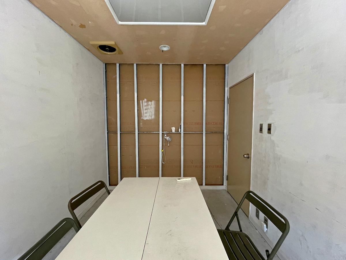 京都市下京区松原通新町東入中野之町187の賃貸物件/南商談室をみる。モルタルとスケルトンのちょっとセンスの良い個室に手を加えられています。照明だけ変えればこのまま使ってもよさそう