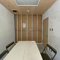 京都市下京区松原通新町東入中野之町187の賃貸物件/南商談室をみる。モルタルとスケルトンのちょっとセンスの良い個室に手を加えられています。照明だけ変えればこのまま使ってもよさそう