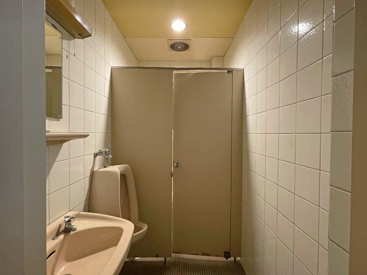 京都市下京区松原通新町東入中野之町187の賃貸物件/トイレ。古き良きオフィスのトイレ空間といった感じ。扉奥の大便器はきれいなものに入替え済みです