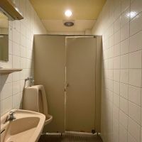 京都市下京区松原通新町東入中野之町187の賃貸物件/トイレ。古き良きオフィスのトイレ空間といった感じ。扉奥の大便器はきれいなものに入替え済みです
