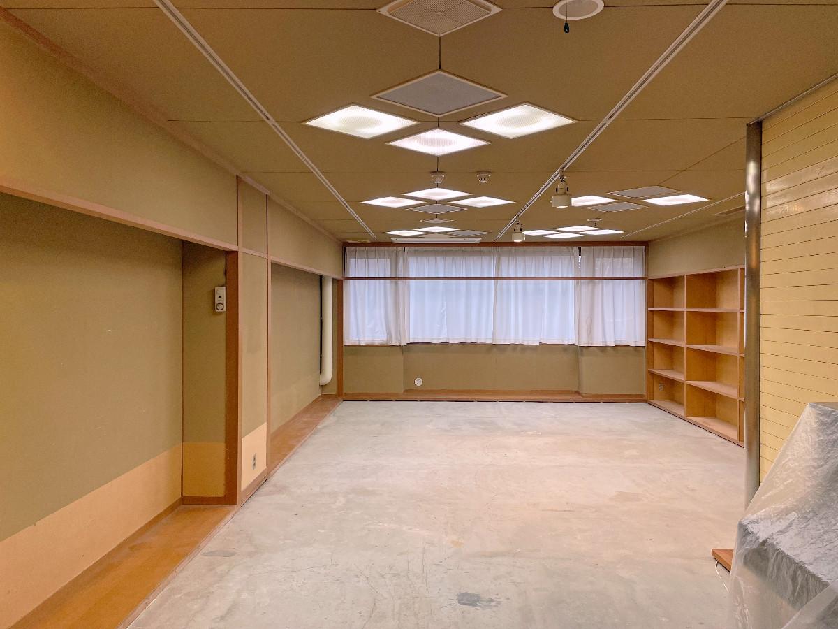 京都市下京区松原通新町東入中野之町187の賃貸物件/内観全景事務所北をみる。元々呉服の展示スペースだったので和の要素が。壁白くしたらモダンに生まれ変わりそうなポテンシャル秘めてますね。照明のレイアウトもポストモダン建築っぽい