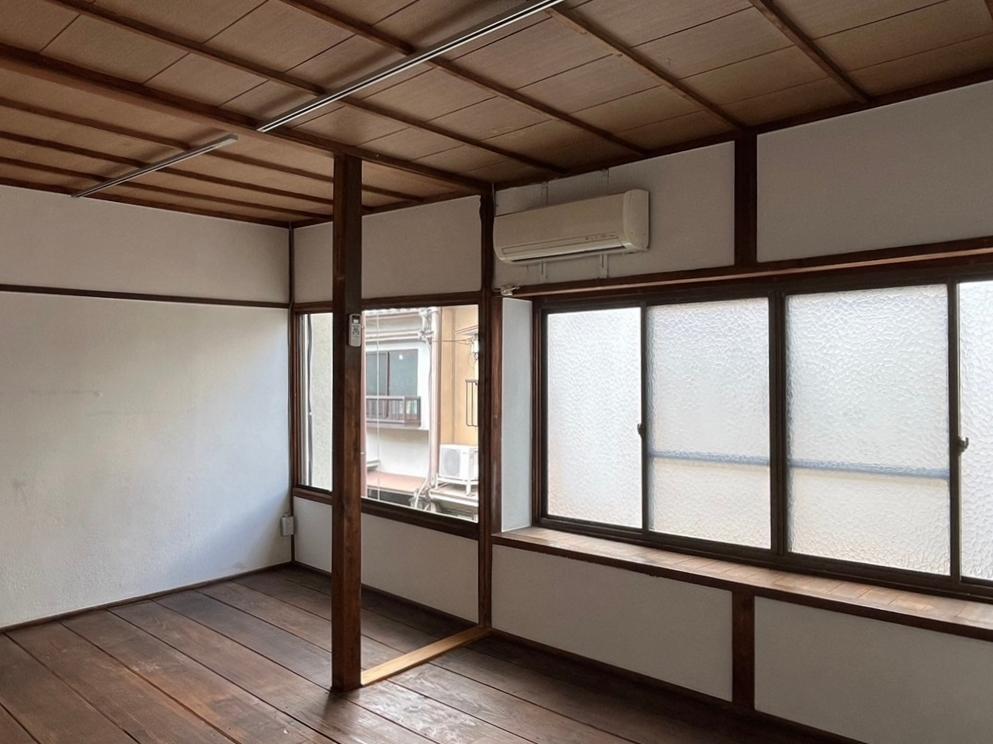京都市北区紫野大徳寺町の賃貸物件/2階北側｜開口部は大きいが向いには住宅が並ぶ