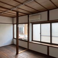 京都市北区紫野大徳寺町の賃貸物件/2階北側｜開口部は大きいが向いには住宅が並ぶ