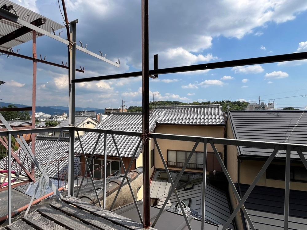 京都市北区紫野大徳寺町の賃貸物件/2階南側｜隣家の屋根に乗っかるように船岡山の緑がチラ見え