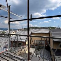 京都市北区紫野大徳寺町の賃貸物件/2階南側｜隣家の屋根に乗っかるように船岡山の緑がチラ見え