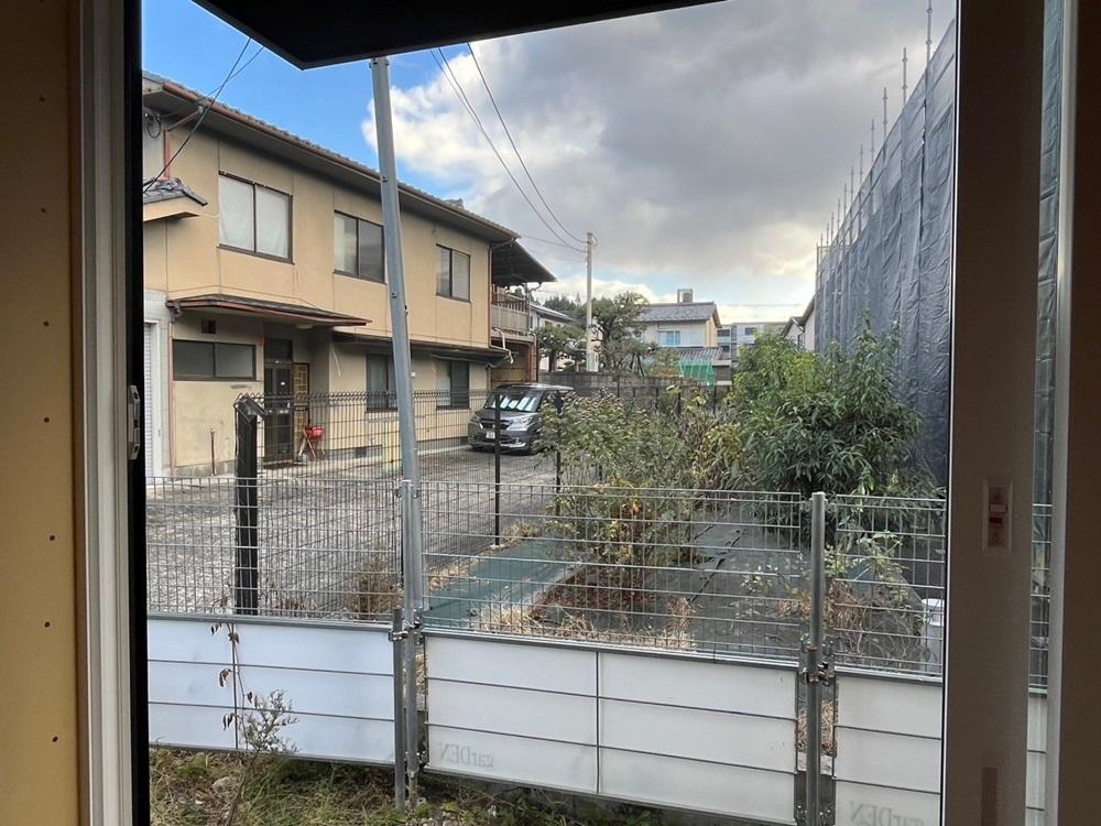 京都市左京区静市市原町205の売買物件/1階｜南側にはサービス付き高齢者向け住宅が建ってますが、この様に抜けた部分もあります