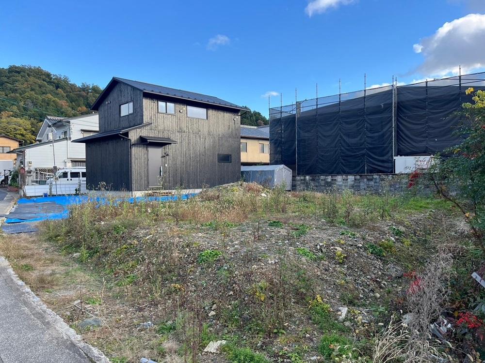 京都市左京区静市市原町205の売買物件/奥にある焼杉板貼りの建物がC区画、右手の空き地に2棟建つ予定
