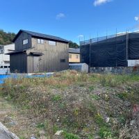 京都市左京区静市市原町205の売買物件/奥にある焼杉板貼りの建物がC区画、右手の空き地に2棟建つ予定