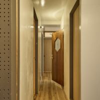 京都市中京区壬生朱雀町の売買物件/玄関から見る廊下。左手手前から和室&rarr;洋室&rarr;洋室の順。右手はバスルーム&rarr;トイレの順。（photo by akari kuramoto）