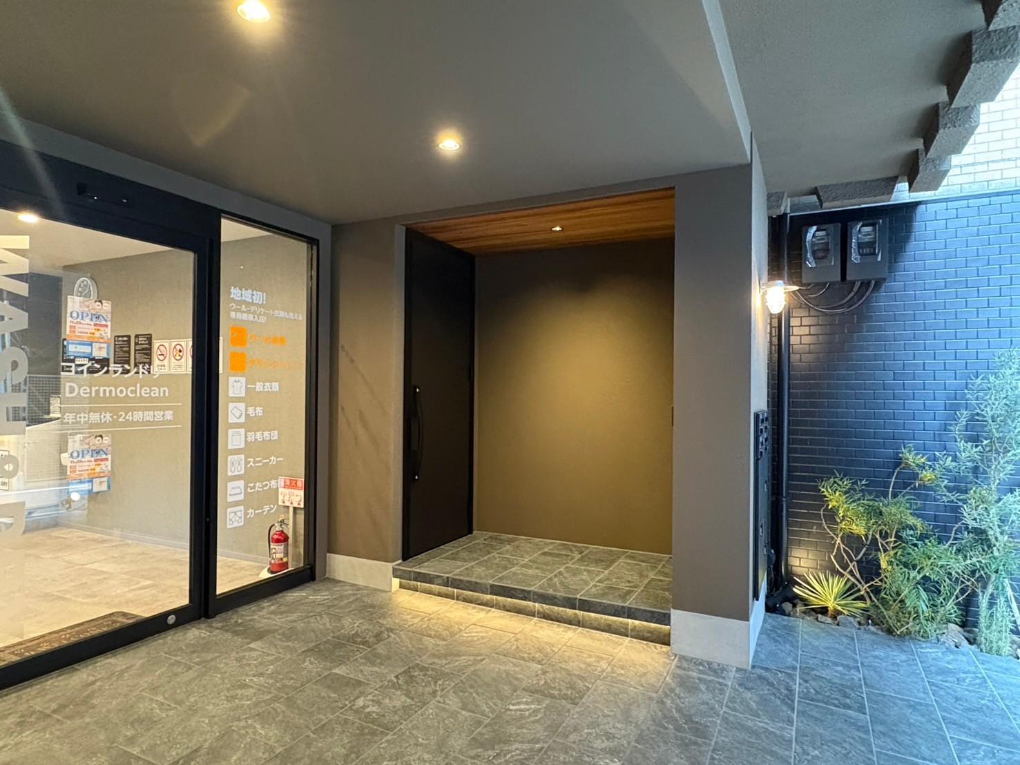 京都市上京区南俵町の賃貸物件/重厚感のある専用玄関。そして坪庭風の緑も贅沢。