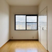 京都市右京区梅津大縄場町の賃貸物件/約5畳の洋室:収納スペースも十分にあります