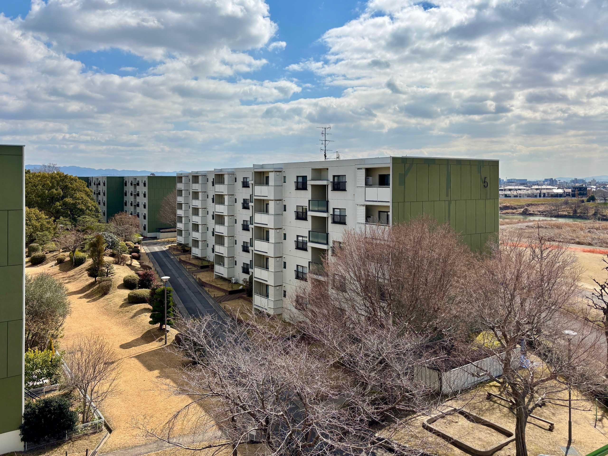 京都市右京区梅津大縄場町の賃貸物件/植栽の四季折々の景色も楽しめそう