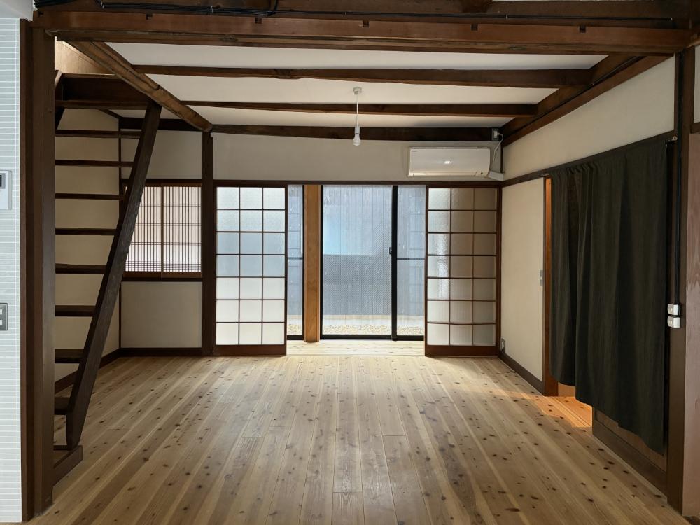 京都市東山区五条橋東の賃貸物件/1階｜東向き正面には庭、右手の光が漏れるのがウォークインクローゼット