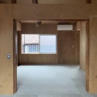京都市東山区五条橋東の賃貸物件/2階｜開いてる窓からはバルコニーに跨いで出ます（東向き）