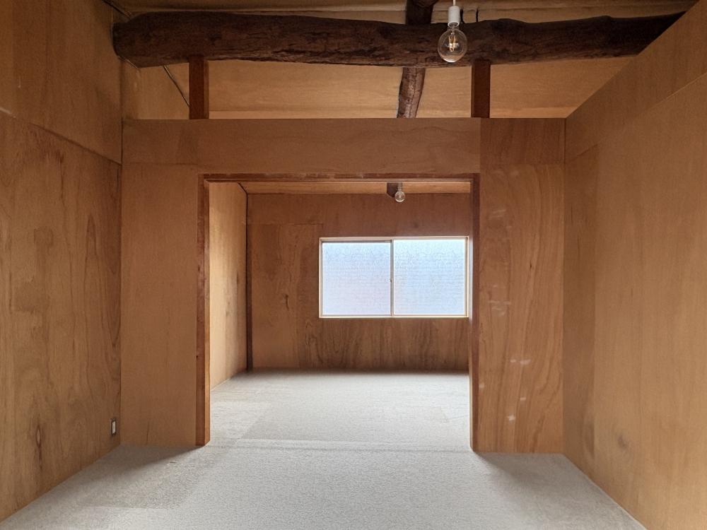 京都市東山区五条橋東の賃貸物件/2階｜ベニヤを張り合わせたシンプルな内装