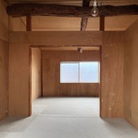 京都市東山区五条橋東の賃貸物件/2階｜ベニヤを張り合わせたシンプルな内装
