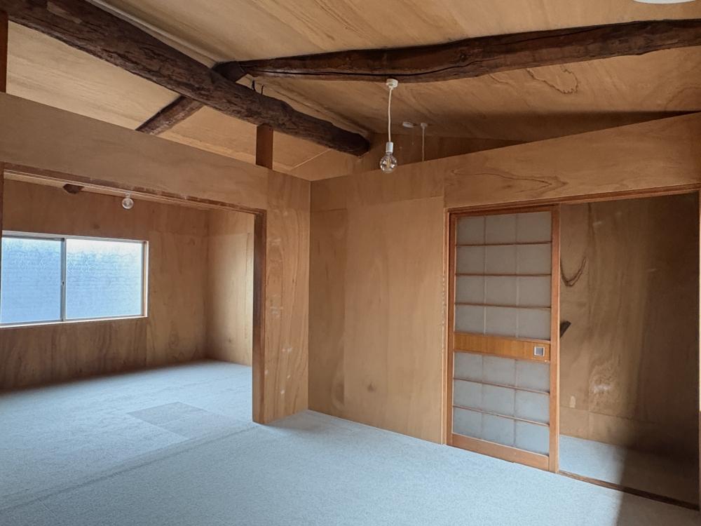 京都市東山区五条橋東の賃貸物件/2階｜ズドーンと部屋の真ん中を走る、存在感のある梁が好き。