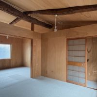 京都市東山区五条橋東の賃貸物件/2階｜ズドーンと部屋の真ん中を走る、存在感のある梁が好き。