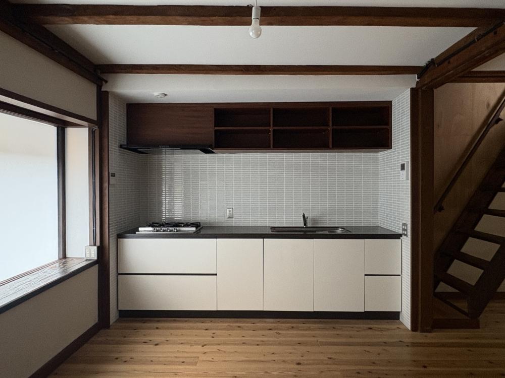 京都市東山区五条橋東の賃貸物件/キッチン｜4口ガスコンロで便利です。タイル張りもいいアクセント