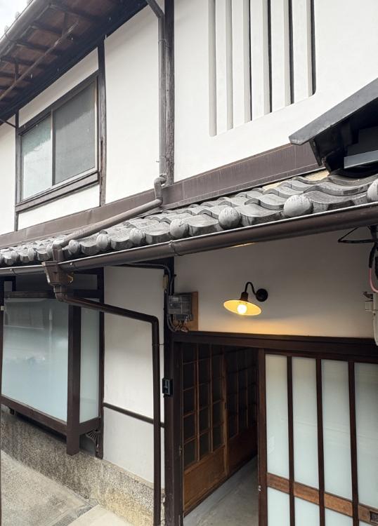 京都市東山区五条橋東の賃貸物件/玄関照明がかわいい