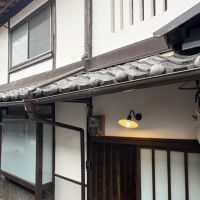 京都市東山区五条橋東の賃貸物件/玄関照明がかわいい