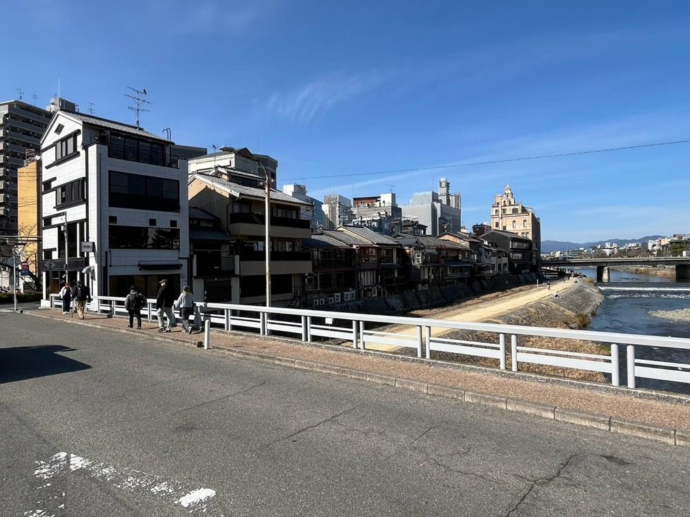 京都市下京区木屋町通四条下る斎藤町の賃貸物件/物件は団栗橋西詰（白い建物）