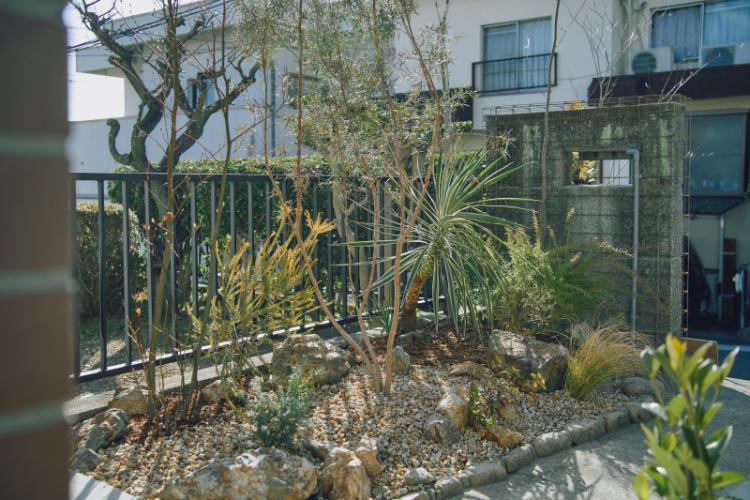  大山崎町円明寺脇山の売買物件/庭の植栽も建物全体の風合いに合わせてやりかえられています。