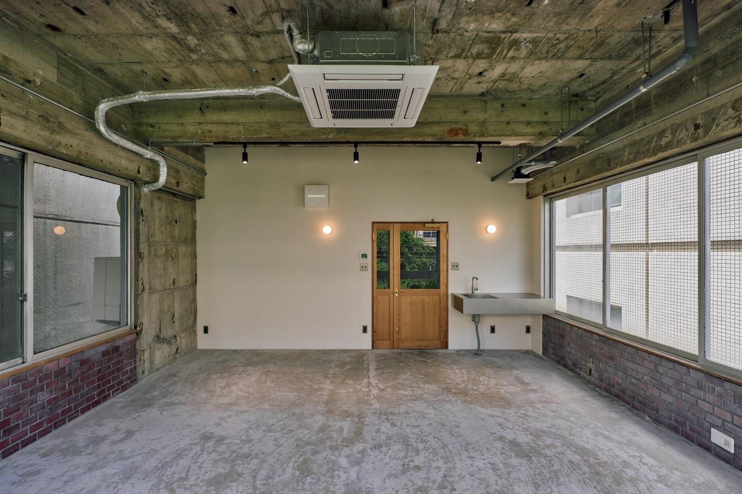 京都市中京区鉾田町の賃貸物件/窓側から入り口側を望む