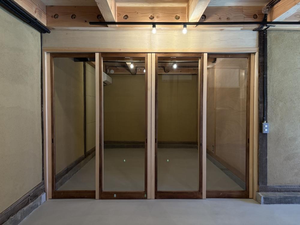 京都市東山区五条橋東4丁目の賃貸物件/Cタイプ1F寝室｜ガラス張りなのでギャラリーとして使用すれば展示物を配置できそうです。