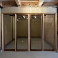 京都市東山区五条橋東4丁目の賃貸物件/Cタイプ1F寝室｜ガラス張りなのでギャラリーとして使用すれば展示物を配置できそうです。
