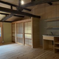 京都市東山区五条橋東4丁目の賃貸物件/Cタイプ2F｜ずっと長屋を支え続ける柱と階段の古建具が良いアクセントになってます