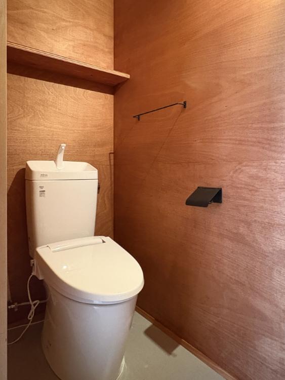 京都市東山区五条橋東4丁目の賃貸物件/トイレは全区画このスタイル。水回りは全て新調されているのが嬉しい。