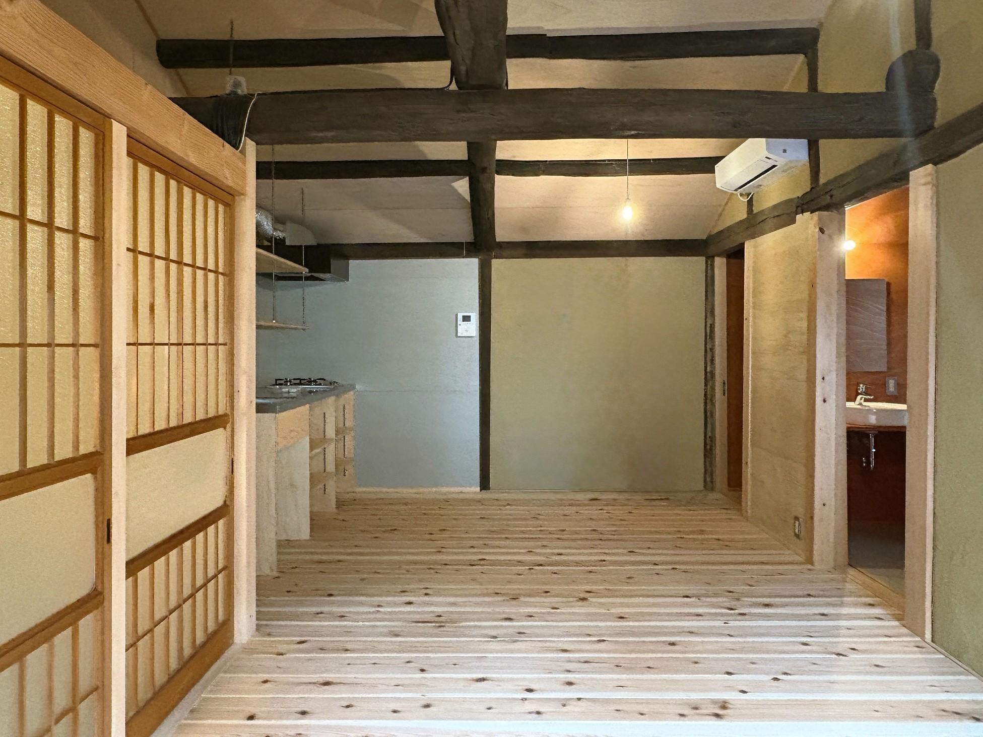 京都市東山区五条橋東4丁目の賃貸物件/Cタイプ2F｜この区画だと、手前の横に走る柱を境にゾーニングがしやすそうでした。