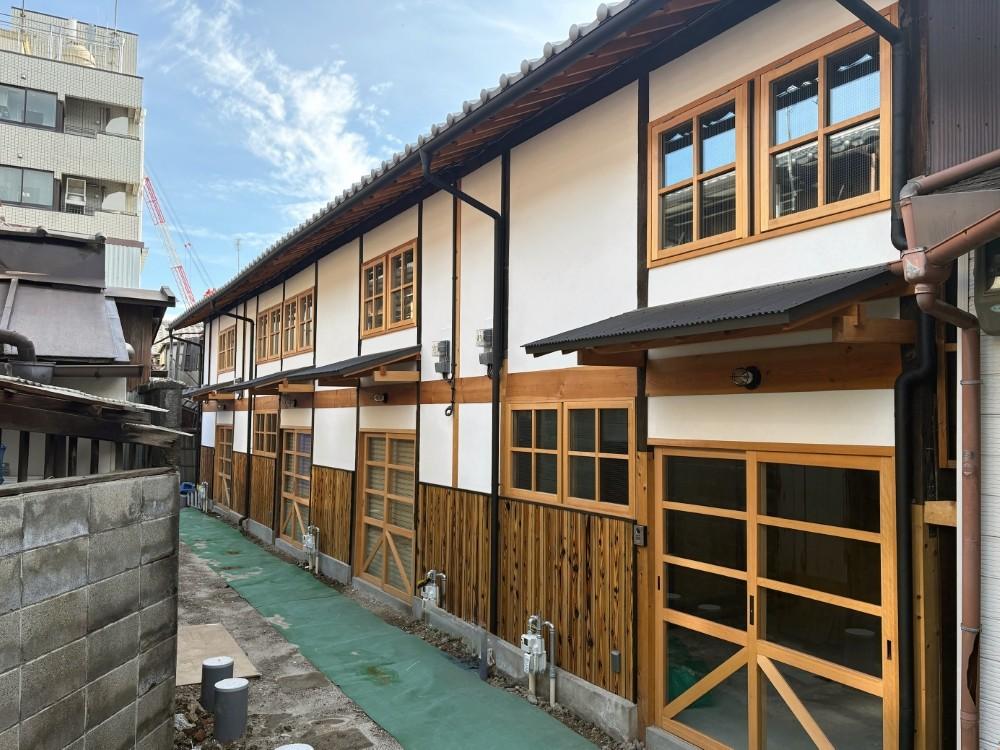 京都市東山区五条橋東4丁目の賃貸物件/路地入口｜手前からAタイプ、コモンスペース、Bタイプ、Cタイプと連なる