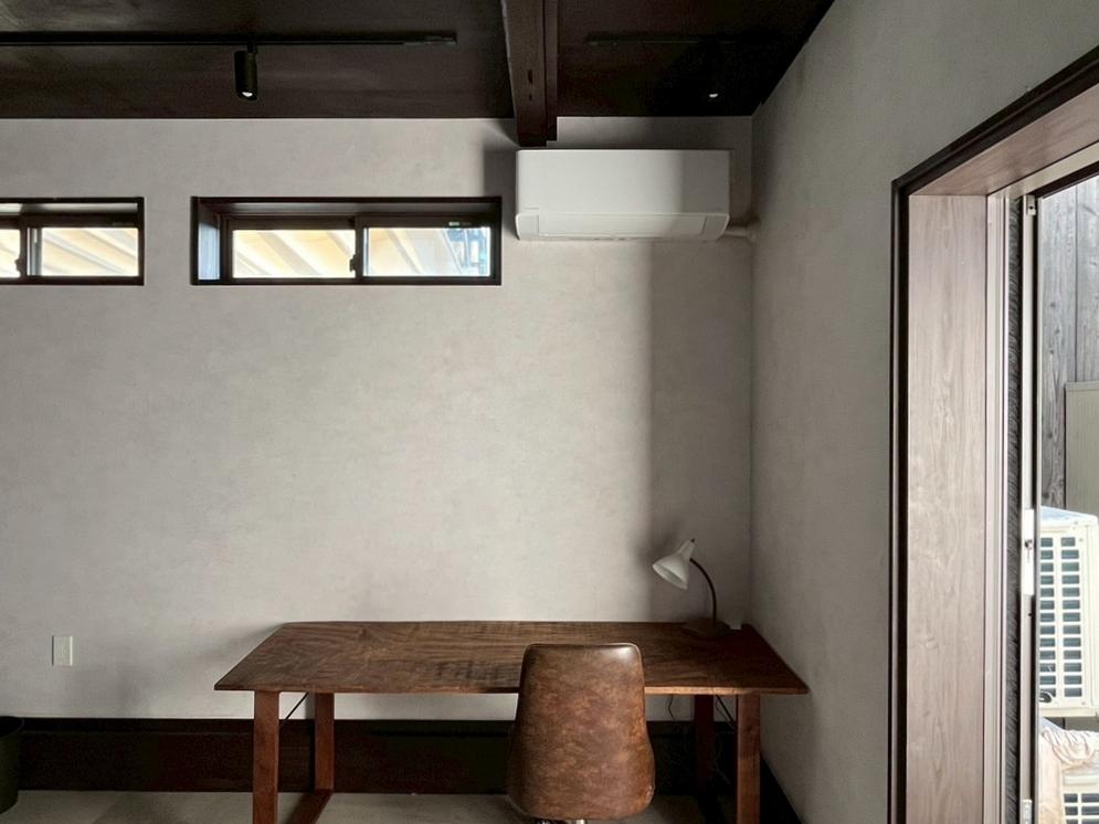 京都市左京区下鴨上川原町1の賃貸物件/A区画｜ここで仕事に没頭します。デスク類もそのまま利用できる。