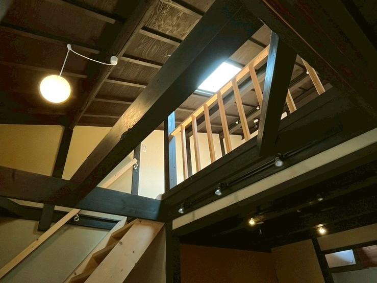 京都市下京区猪熊通三哲下る上夷町の賃貸物件/吹き抜けを走る梁が力強い
