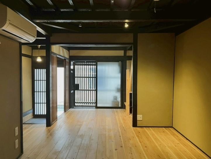 京都市下京区猪熊通三哲下る上夷町の賃貸物件/正面の開口からふんわりと光が差し込む。格子の内側には自転車が2台ならなんとか停めれそう（格子は施錠可能）