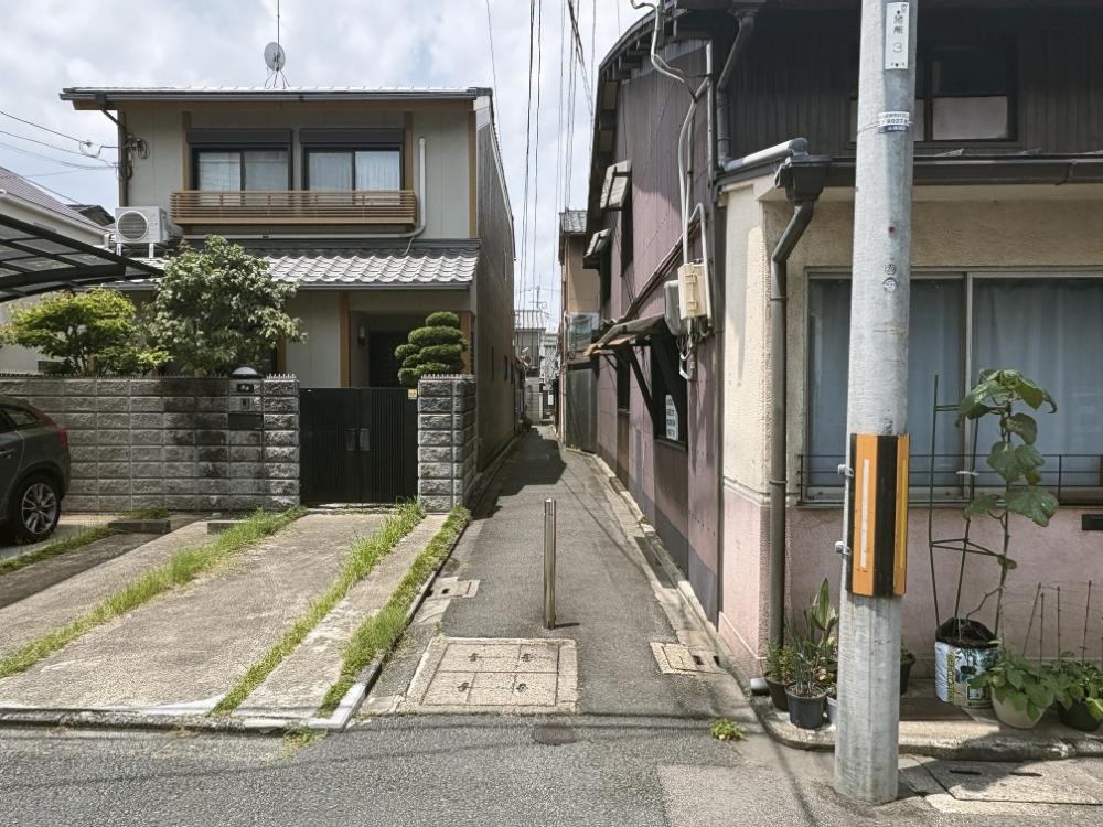 京都市下京区猪熊通三哲下る上夷町の賃貸物件/猪熊通からこの細めの路地を入っていきます