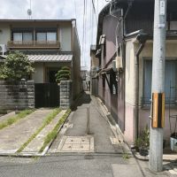京都市下京区猪熊通三哲下る上夷町の賃貸物件/猪熊通からこの細めの路地を入っていきます