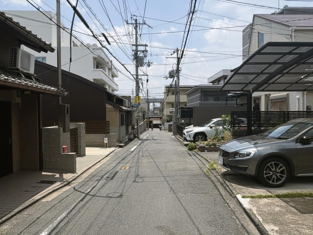 京都市下京区猪熊通三哲下る上夷町の賃貸物件/先に見えるのは線路でここまで来ると電車の音は聞こえます。ただ、室内にいると全くと言っていいほど気になりません。