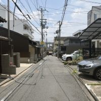 京都市下京区猪熊通三哲下る上夷町の賃貸物件/先に見えるのは線路でここまで来ると電車の音は聞こえます。ただ、室内にいると全くと言っていいほど気になりません。