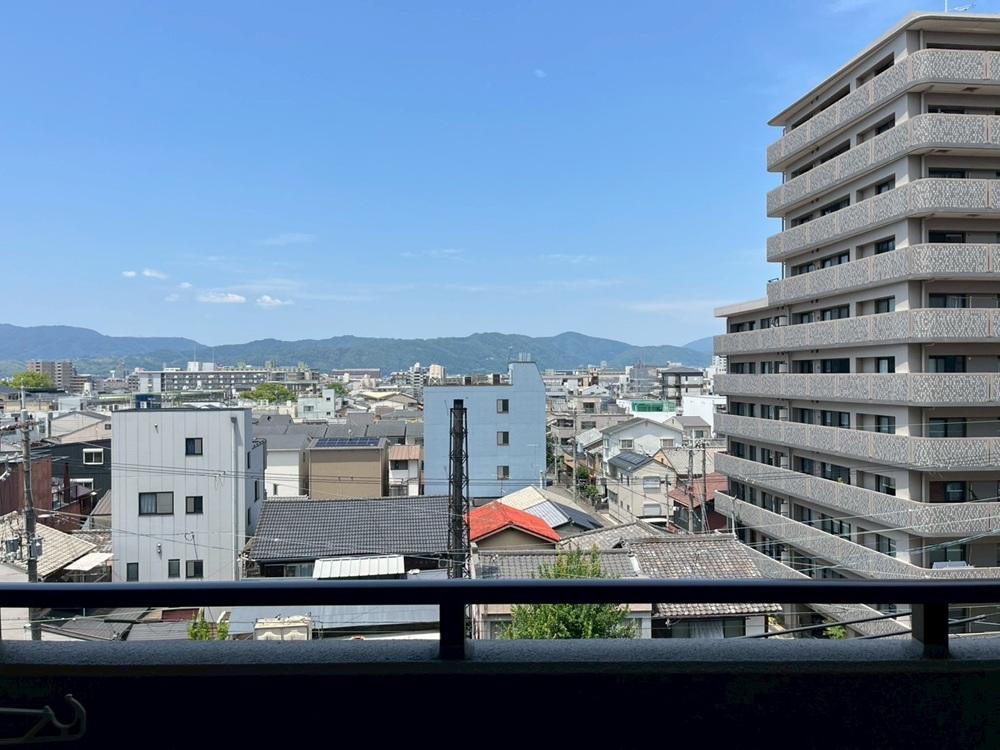 京都市右京区西院東今田町の売買物件/真正面にお風呂屋さんの煙突が見えます。抜け感もあり。