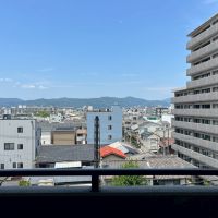 京都市右京区西院東今田町の売買物件/真正面にお風呂屋さんの煙突が見えます。抜け感もあり。