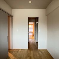 京都市右京区西院東今田町の売買物件/北東側の洋室からは収納を介してリビングにも繋がる